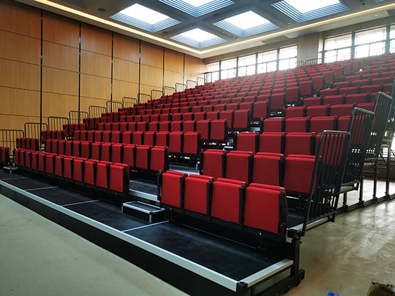 后置式高靠背翻版軟包椅伸縮看臺(tái)(電動(dòng)/手動(dòng)) 后置式高靠背翻版軟包椅伸縮看臺(tái)(電動(dòng)/手動(dòng))